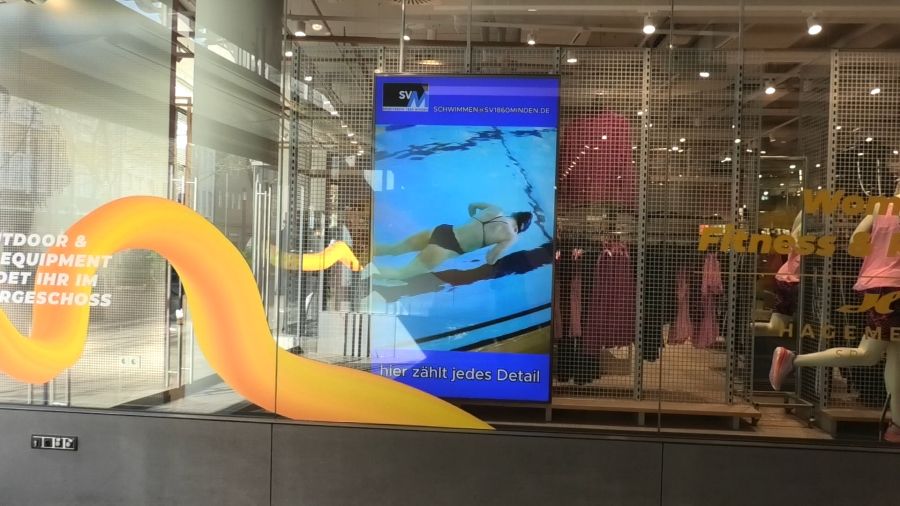 die Schwimmerinnen auf LED Wänden