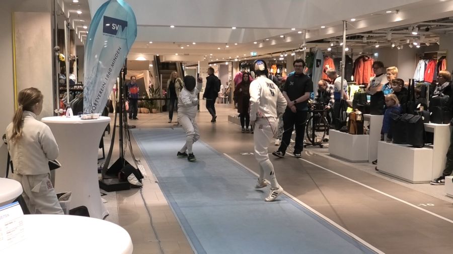 und zwischen den Koffern