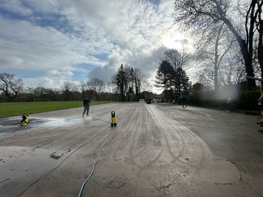 der Platz ist 60 Meter lang   !