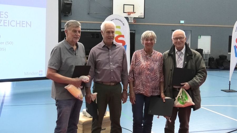 Ehrungen für das Deutsche Sportabzeichen  In der Mitte Gerd Fasthoff (35 mal) und Traute Fasthoff (50 mal!)