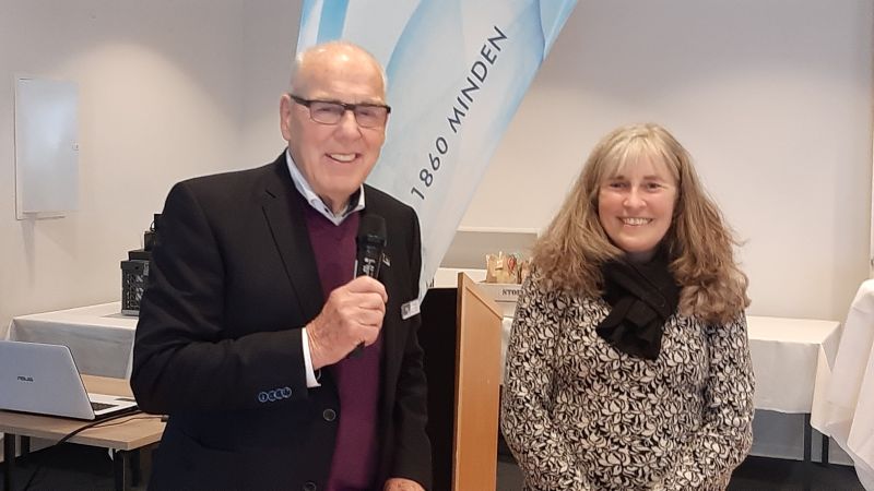 Manfred Pahl ehrt Annette Ammann für 50 Jahre Mitgliedschaft.