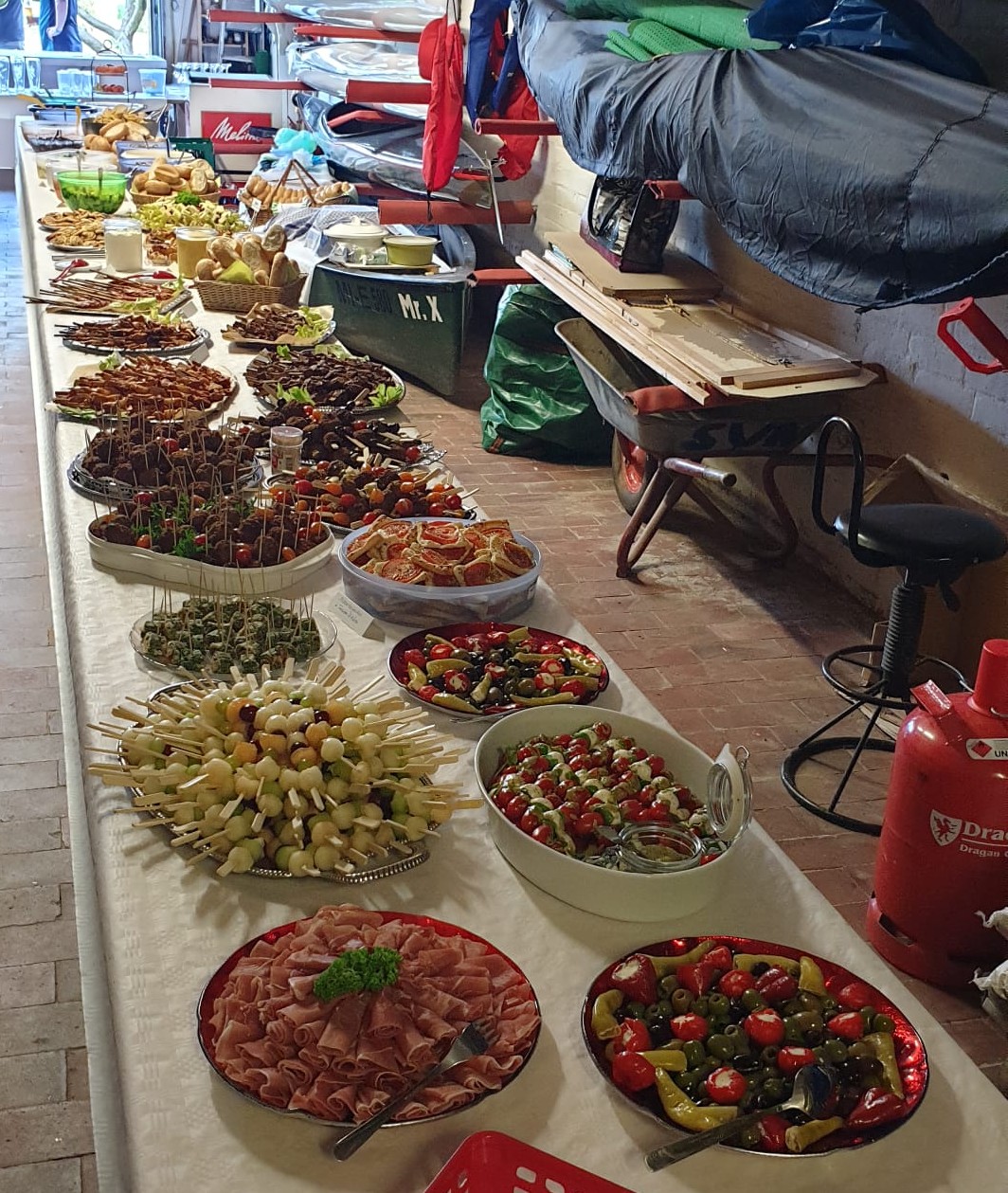 die ganze Bootshalle voller Leckereien